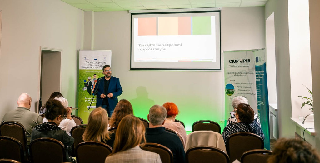 Konferencja hybrydowa pn. Praca w \u015Bwiecie cyfrowym \u2013 jak i czego musimy si\u0119 nauczy\u0107? 22 pa\u017Adziernika 2025 r., \u0141\u00F3d\u017A